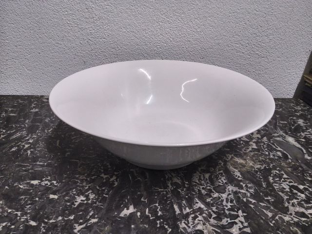 Vasque en porcelaine blanche. Diamètre 40 cm
