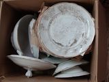 une boîte remplie d'assiettes et de bols posée sur une table