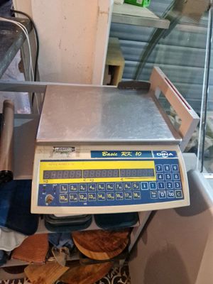 une balance posée sur un comptoir