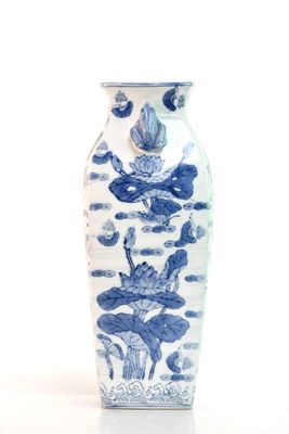 CHINE XXe Vase en porcelaine de forme carrée, à décor de car…