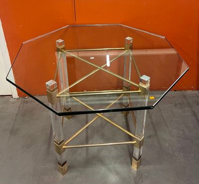 une table en verre avec un cadre en métal et un plateau en verre