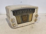 une radio à l'ancienne posée sur une table dans une pièce