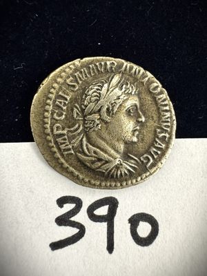 un gros plan d'une pièce de monnaie posée sur une feuille de papier