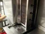 une photo d'une cuisine avec une cuisinière