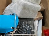 une boîte remplie d'objets qui traînent dans une pièce
