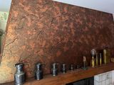 une photo d'une photo d'une cuisine dont les murs sont peints en cuivre