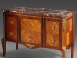 une commode ancienne avec dessus en marbre