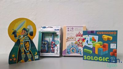 un grand nombre de jouets posés sur une table