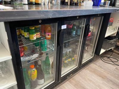 un bar avec plusieurs bouteilles d'alcool sur le comptoir