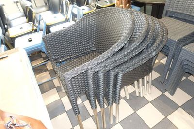 plusieurs chaises et une table dans une pièce au sol à carreaux