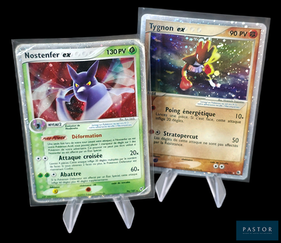 deux cartes Pokémon exposées sur un fond noir