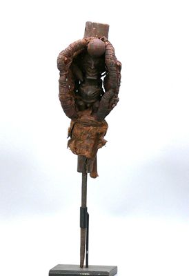 statue d'une femme portant un panier sur la tête, posée sur un socle