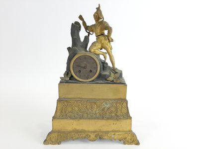 une horloge posée sur une table