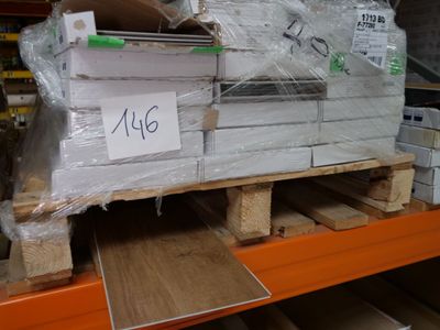 une pile de boîtes sur une palette dans un entrepôt