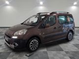 une photo d'une petite camionnette marron garée dans un garage