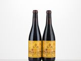 deux bouteilles de bière posées l'une à côté de l'autre sur une table