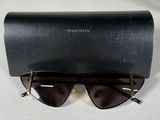 une paire de lunettes de soleil posée sur un étui noir