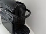 une cafetière noire posée sur un plan de travail à côté d'un évier