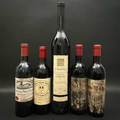Plusieurs bouteilles de vin sont alignées sur une surface noire