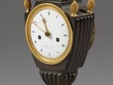une horloge dorée et noire posée sur une table