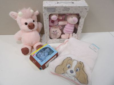 deux peluches et un livre posés sur une table