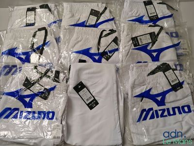 six t-shirts blancs et bleus sont emballés dans des sacs en plastique