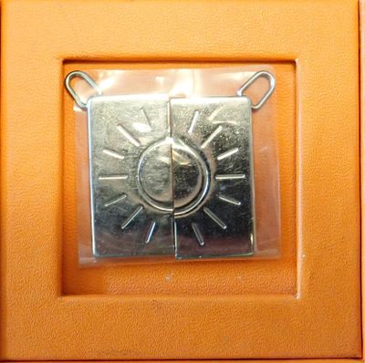 Hermès - Paris : paire de pendentifs en métal argenté modèle…