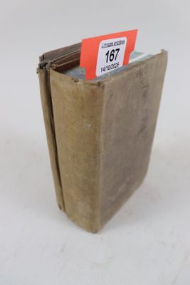 un sac en papier brun sur lequel est collée une étiquette rouge