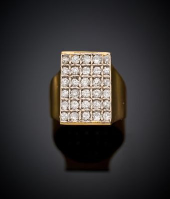 un gros plan d'une bague en or sertie de diamants sur fond noir