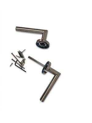 un gros plan sur une paire d'outils posés sur une surface blanche