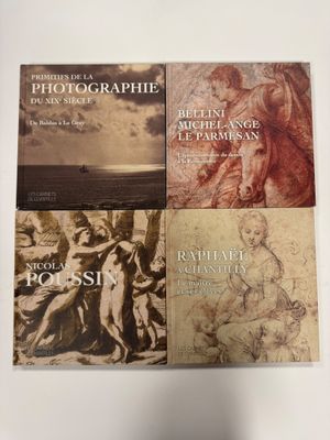quatre ouvrages consacrés à un livre traitant de la vie et de l'œuvre d'un artiste