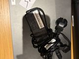une image représentant un téléphone portable branché à un chargeur