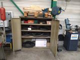 une armoire sur laquelle sont posés tout un tas d'outils