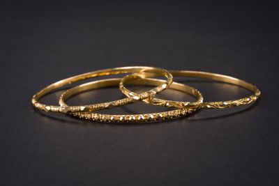 Trois bracelets joncs en or jaune 750‰. - Photo 1