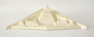 une photo d'une maquette en papier représentant une pyramide
