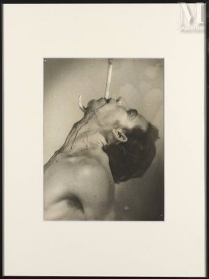 photographie en noir et blanc d'un homme nu, une cigarette à la bouche