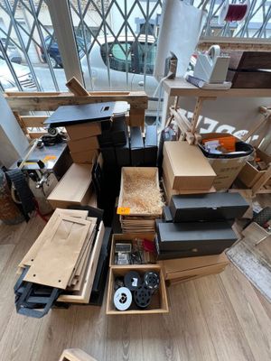 une pièce avec beaucoup de cartons et des cartons sur le sol
