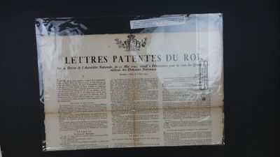 un journal sur lequel figure l'image d'un cheval