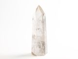 une pointe de quartz transparent sur fond blanc