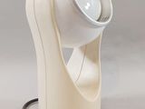 une lampe blanche posée sur une table