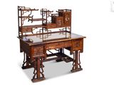 un bureau en bois surmonté d'un miroir