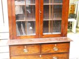 une armoire en bois avec des portes vitrées et des tiroirs