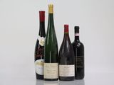 trois bouteilles de vin sont alignées sur une table