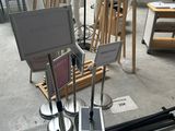 une grande variété d'œuvres d'art exposées
