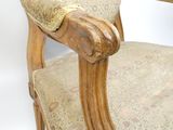 une chaise en bois dont l'assise est recouverte d'un tissu à motifs floraux