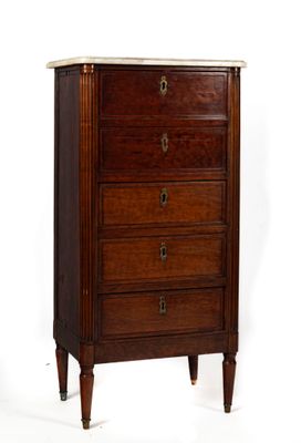 une image d'une commode en bois avec un plateau en marbre