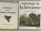 deux livres posés l'un à côté de l'autre sur une table