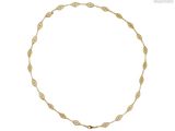 gros plan d'un collier en or sur fond blanc