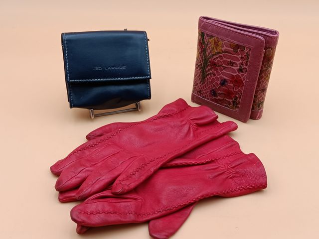 Paire de gants en cuir souple rouge T 7, porte Ted LAPIDUS et por