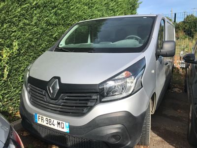 une camionnette argentée garée à côté d'une voiture noire